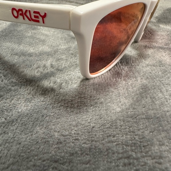 Frogskin Oakley White Sunglasses with Red Lenses - Picture 3 of 6